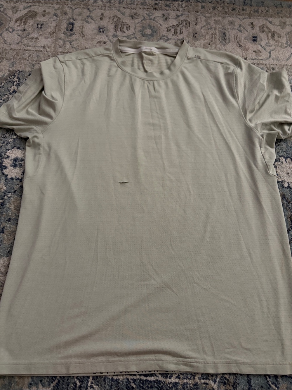 Lululemon men’s License to train short sleeve shirt